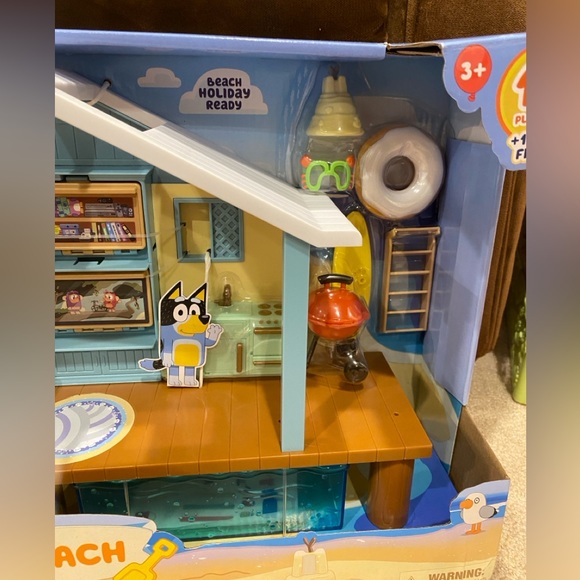 Bluey's Beach Cabin Playset with Exclusive Figure and 10 Play Pieces - Picture 3 of 4